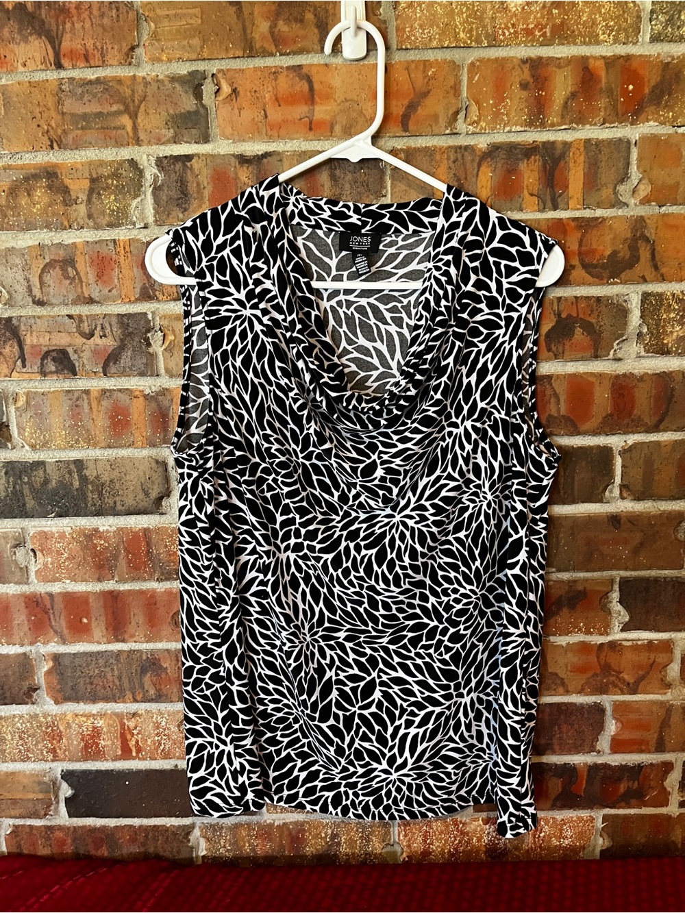 Jones New York Women’s Black & White Sleeveless Top Size: L